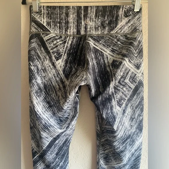 Lululemon Wunder Under Crop II *Full-On Luon in Heat Wave White Black ~ Size 6 - Picture 9 of 9